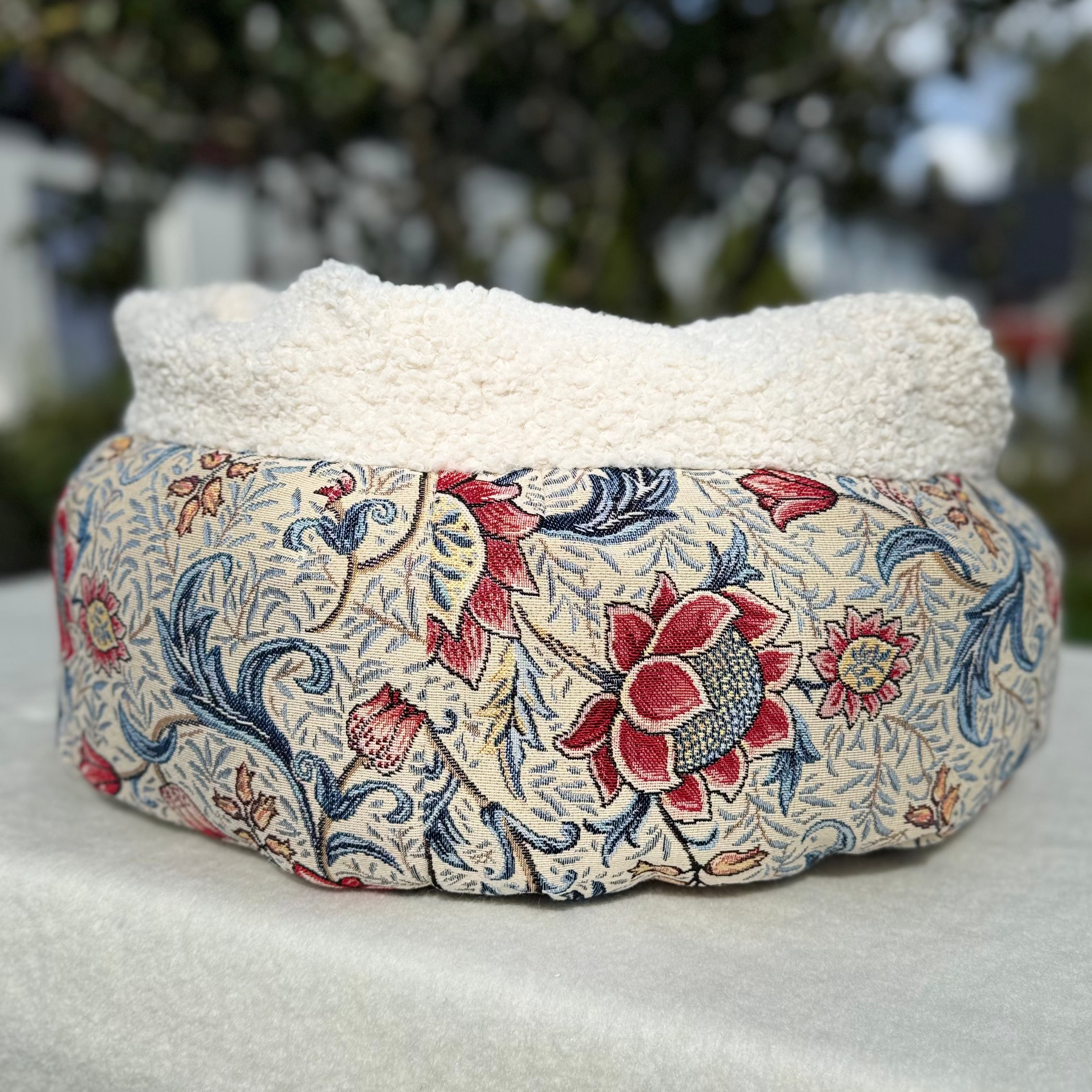 aterial: decorative tapestry fabric with a floral pattern + soft cream bouclé on the top.
Colors: cream / blue / red / warm beige